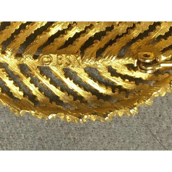 BSK Brooch Leaf Filigree Textured finish Gold-tone 3 " x 1" - Picture 7 of 7